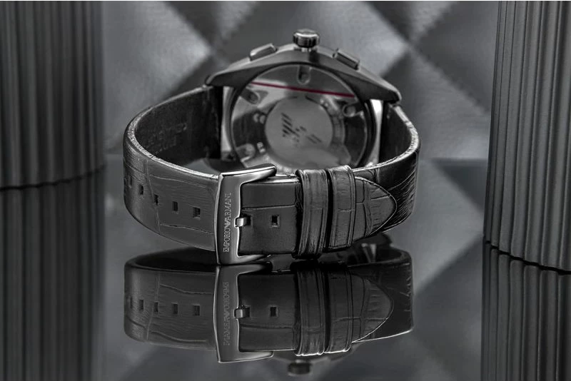 Orë dore për meshkuj Emporio Armani, e zezë