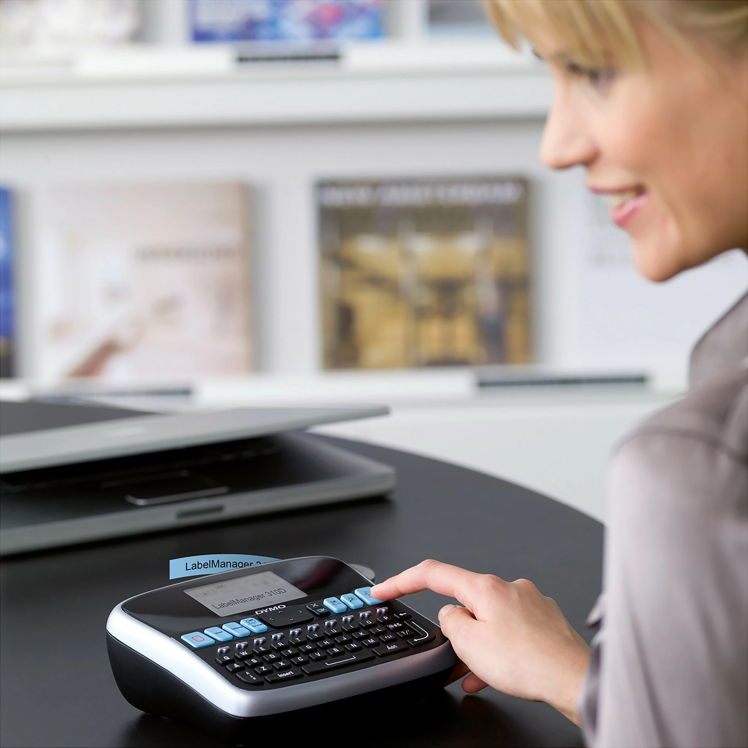 Printer për etiketa Dymo LabelManager 210D+, QWERTZ, LCD, 180x180 DPI, me kasë, zi/gri