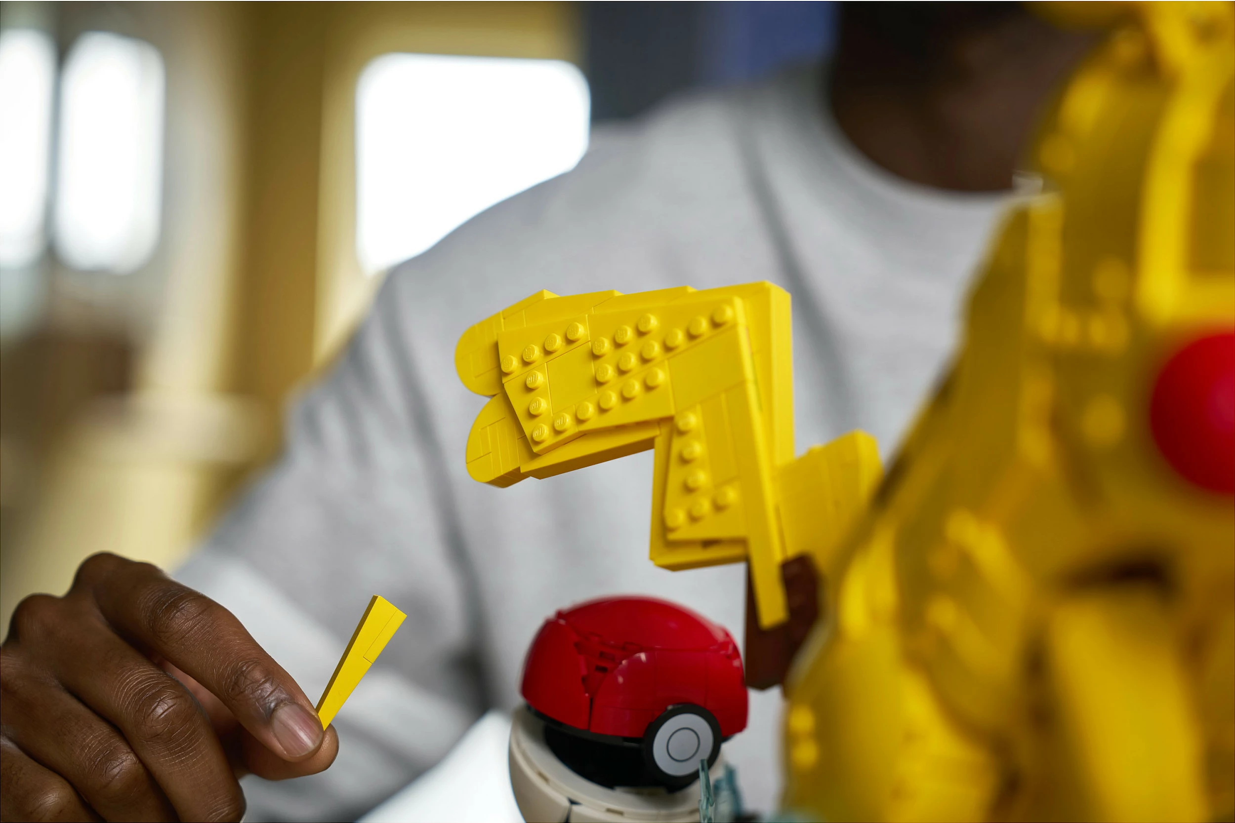 Set ndërtimi LEGO Pokémon Pikachu dhe Poké Ball 72152, 2050 copë, multikolor
