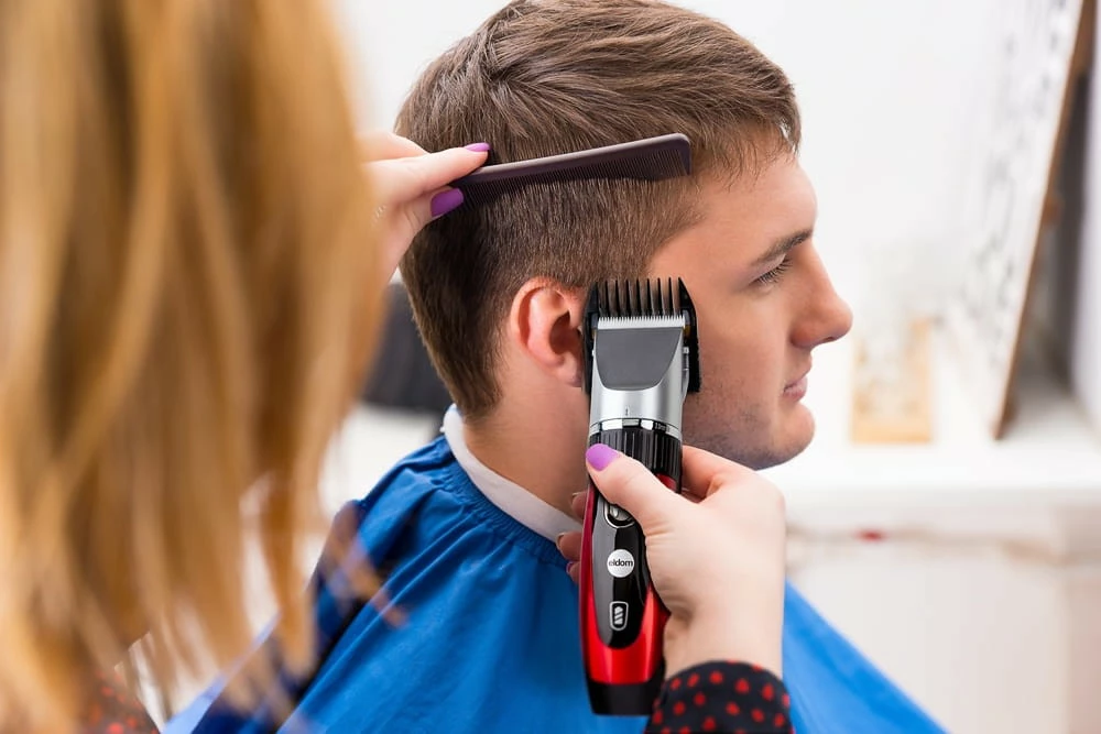 Makine qethëse Eldom MG10U, tehe qeramike, 5 pozicione, 3–12 mm, bateri + rrymë, USB-C, zezë e kuqe