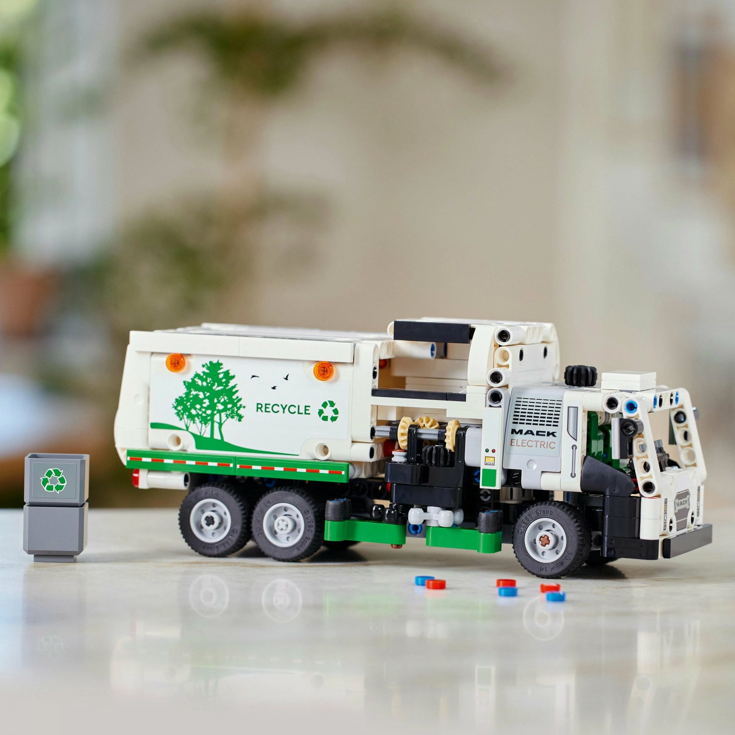 Set LEGO Technic LEGO Mack LR Electric Garbage Truck 42167, 503 copë, 8+