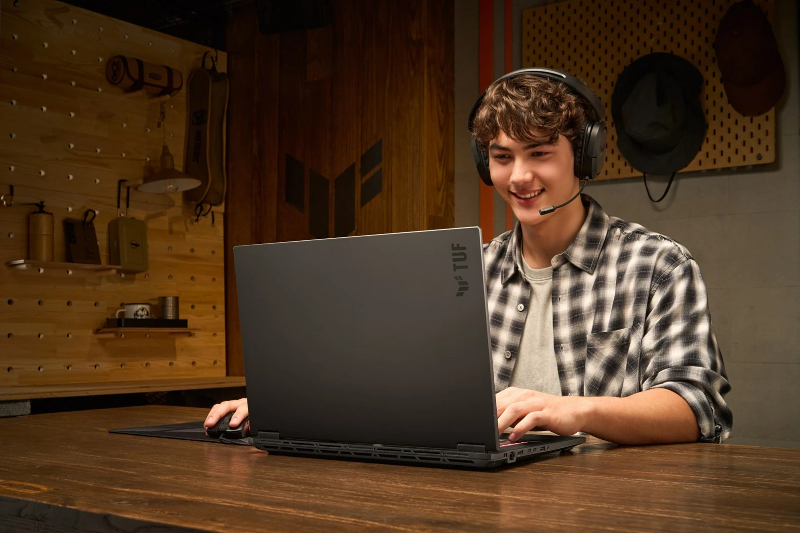 Laptop gaming ASUS TUF Gaming A18 FA808UM-S9058, 18", AMD Ryzen 7, 16 GB RAM, 512 GB SSD, NVIDIA RTX 5060, Gri