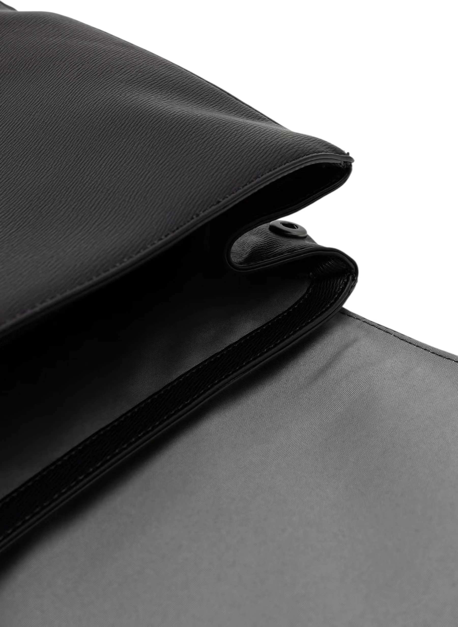 Çantë shpine për meshkuj Calvin Klein EMBLEM HW FLAP BACKPACK LV04D3422G, e zezë