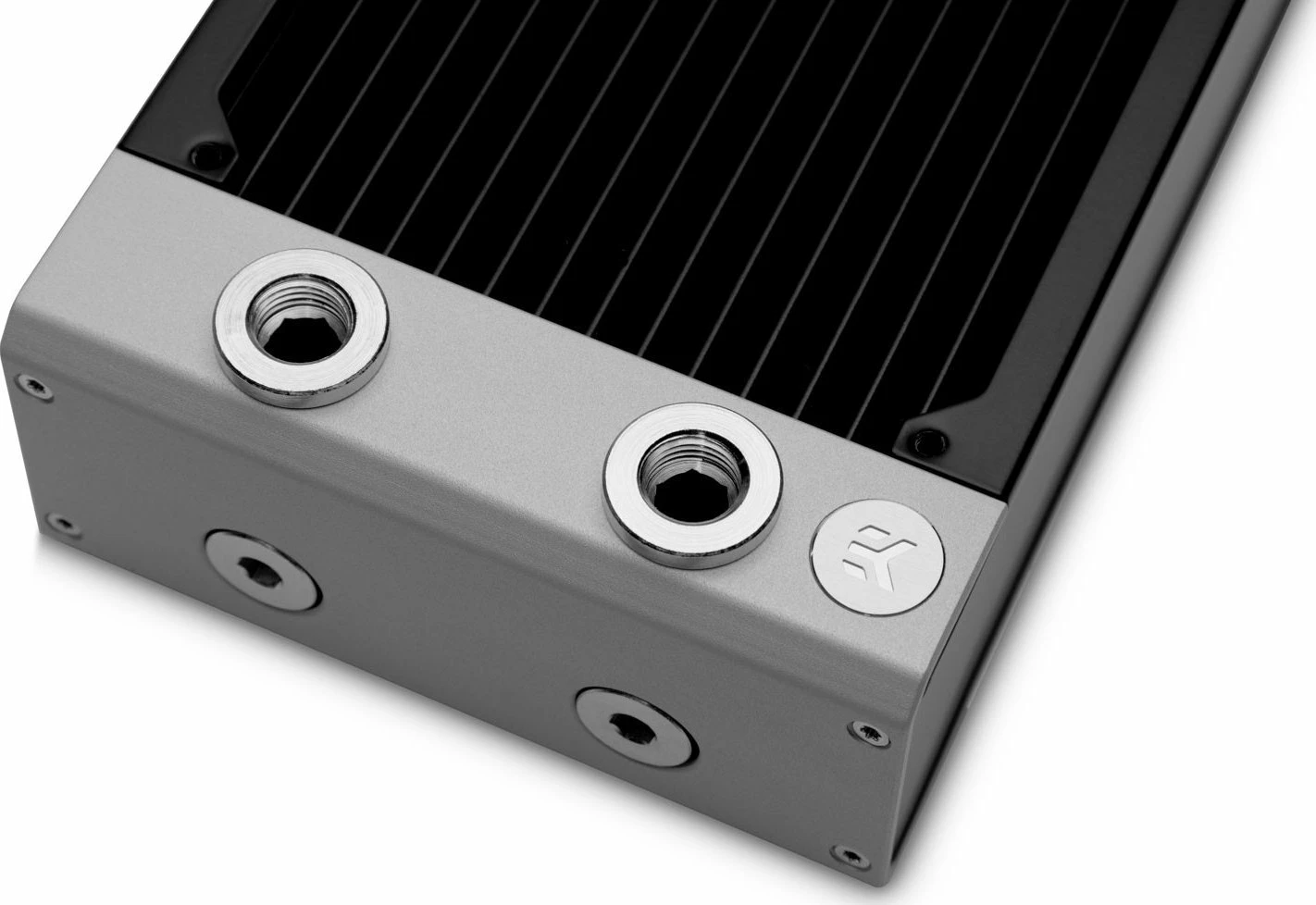 Radiator ftohje me ujë EK Water Blocks EK-Quantum Surface P360M X-Flow 44mm, 8x G1/4, për 3x120mm fanë, i zi