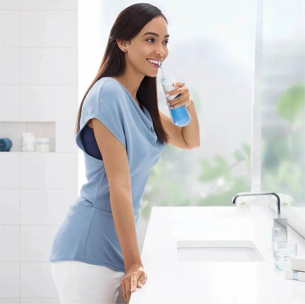 Irigator oral Oral-B AquaCare 4, me bateri, 2 nivele intensiteti, 2 grykë, i bardhë