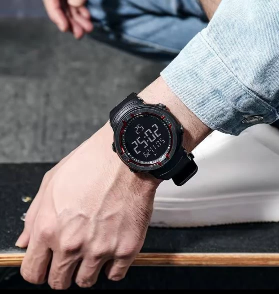 Orë sportive TPW me ekran dixhital të zi dhe detaje të kuqe OSZK