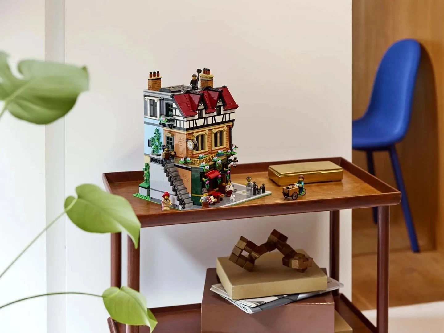 Set LEGO ICONS Tudor Corner 10350 me 8 minifigura