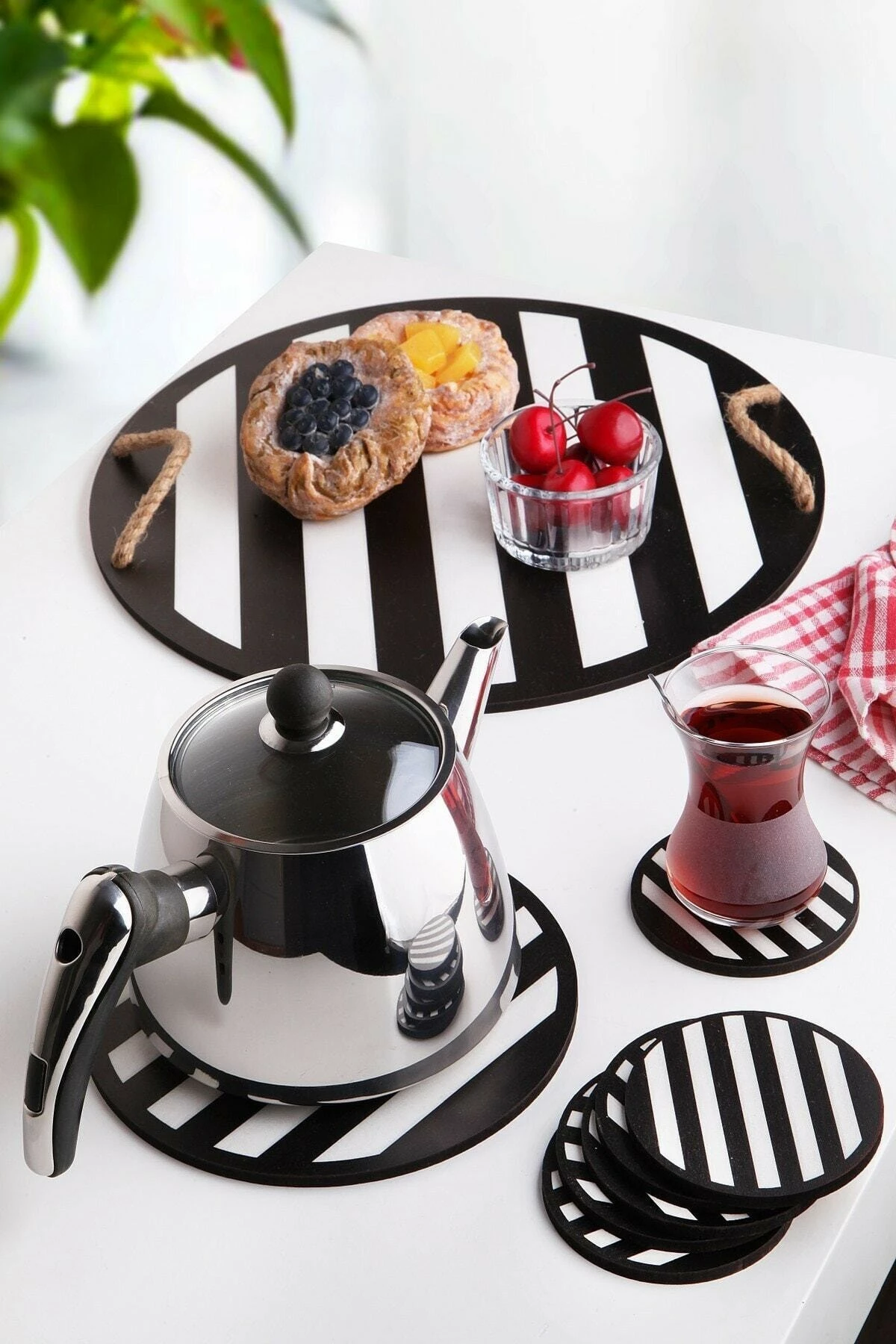 Set tabaka druri me mbajtëse gotash Hermia PLT0231, 8 pjesë, të bardha/të zeza