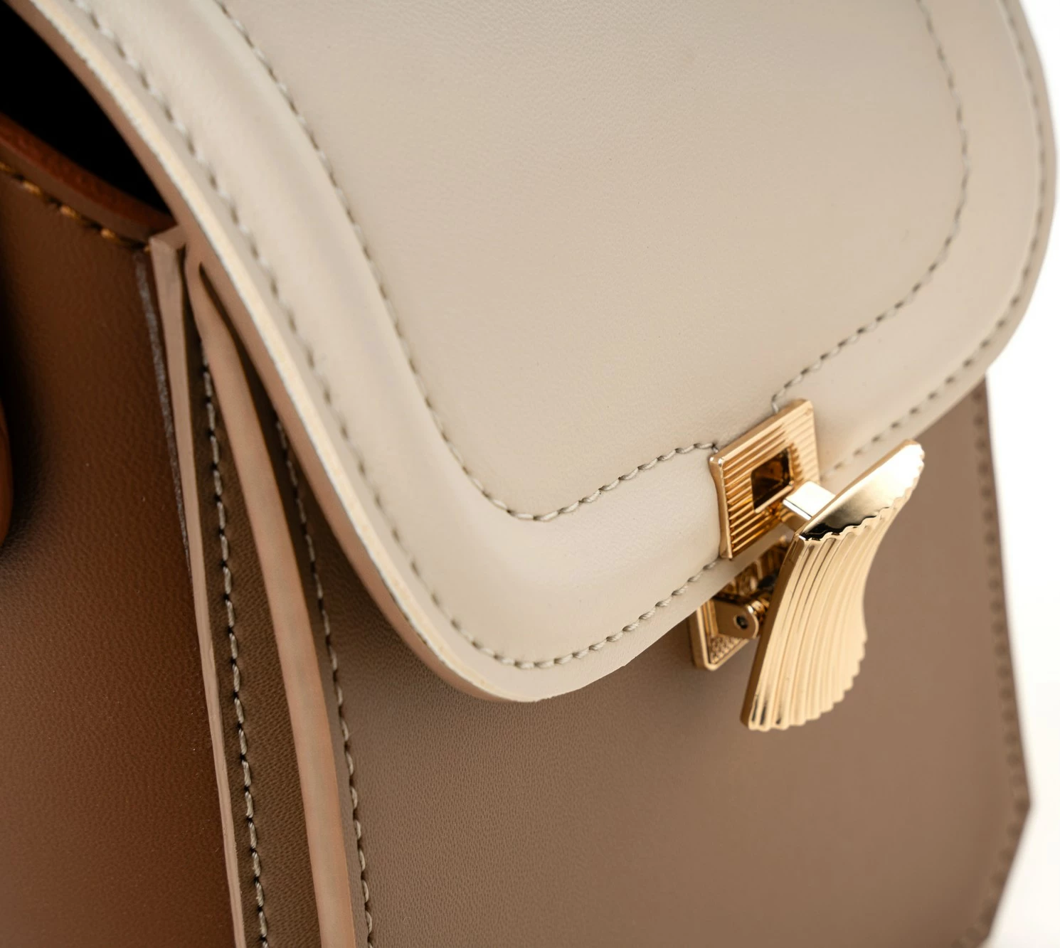 Çantë crossbody Vince Camuto, ngjyrë lagoon - tan, mink, krem