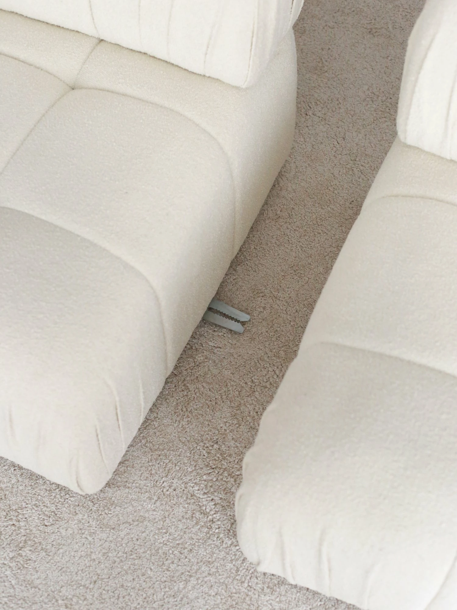 Divan dy ulës, Atelier del Sofa, Soli, i bardhë