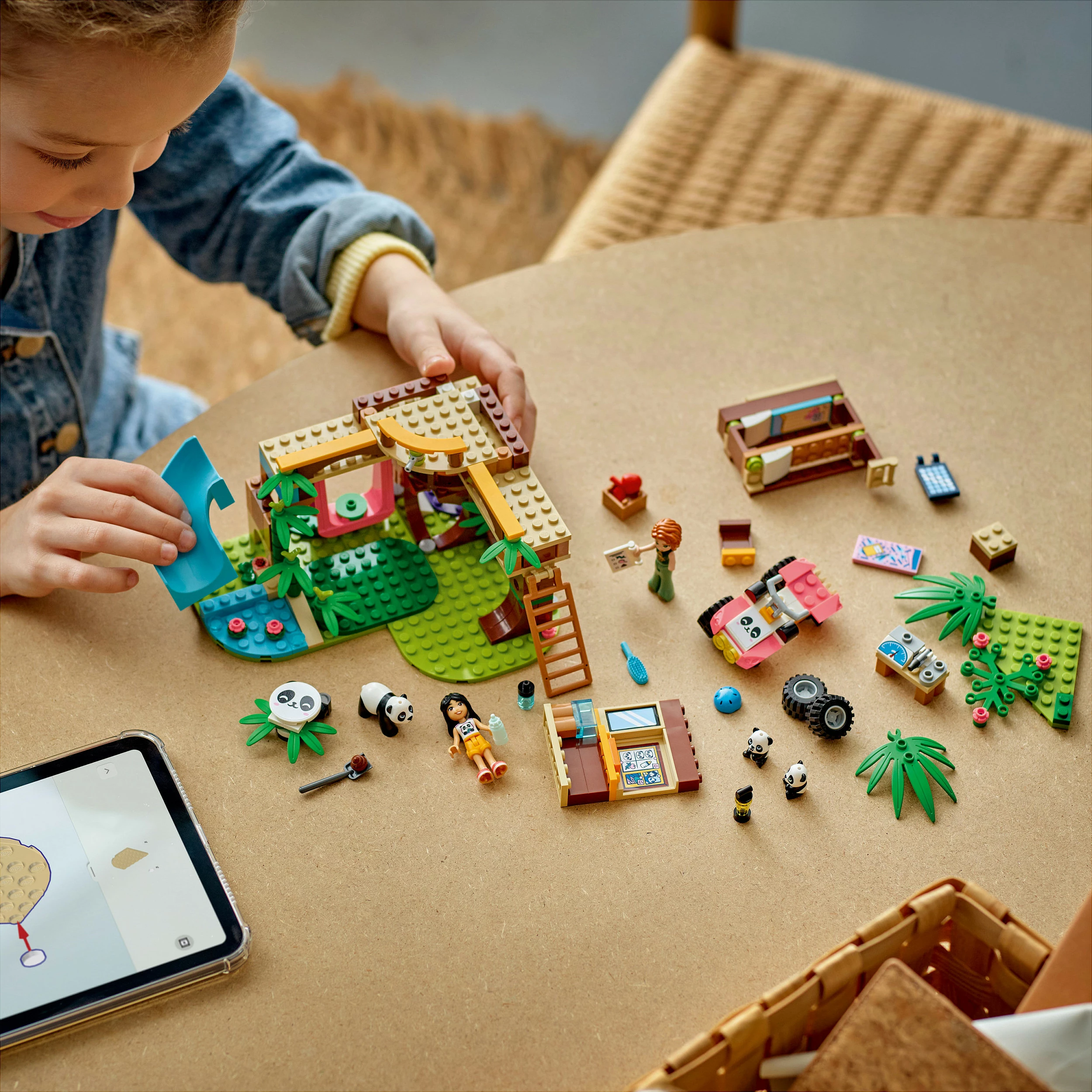 Set lodër LEGO Friends 42648 Strehë e Pandave, 243 copë, 7+