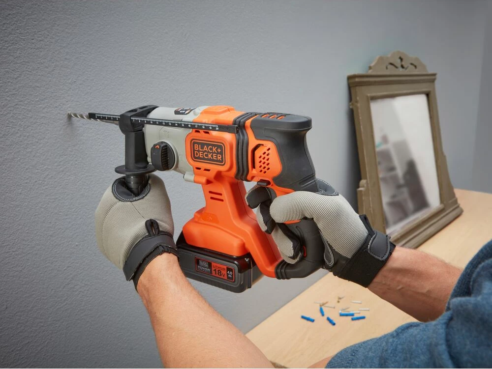 Trapan çekiç me bateri Black&Decker BCD900M1K 18V SDS+ 4.0Ah, set me bateri, karikues dhe valixhe