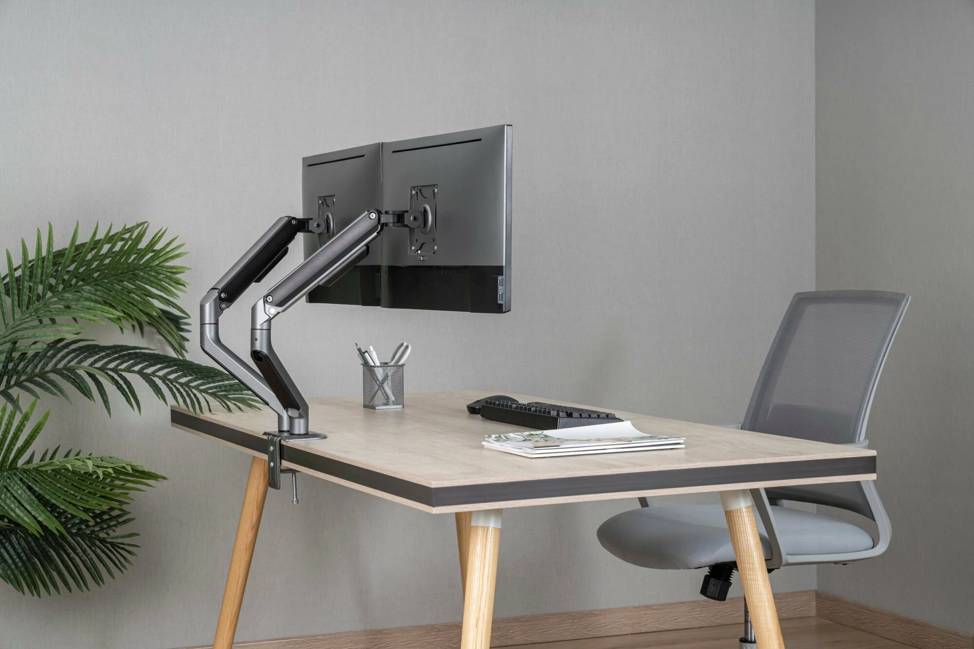 Mbajtëse tavoline për 2 monitorë Gembird MA-DA2-05 17"-32" VESA 75x75/100x100, gri