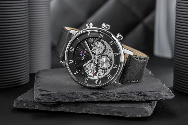 Orë dore për meshkuj Tommy Hilfiger, e zezë