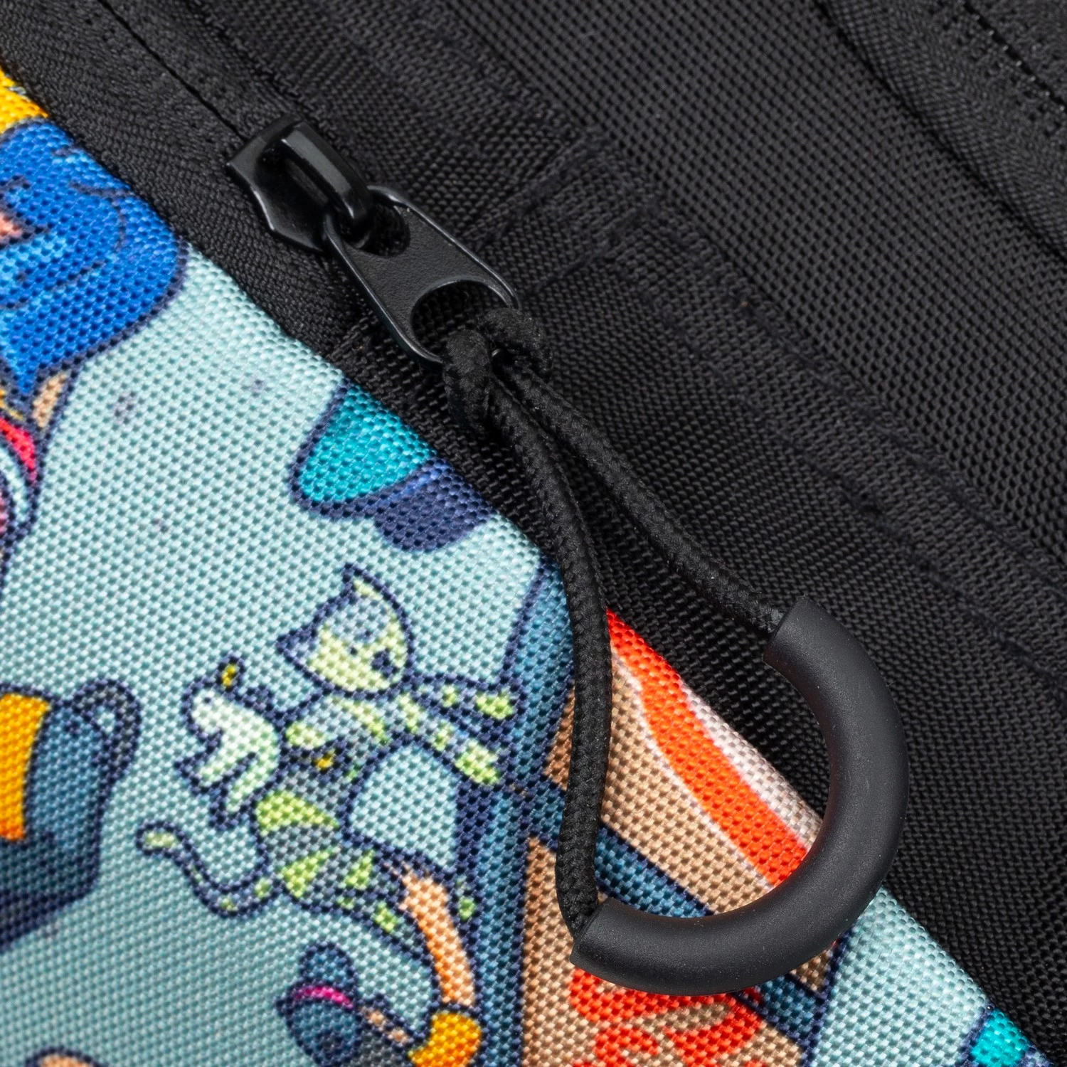 çantë shpine shkollore RIVACASE 5425 Agora 15L waterproof, print “Skaters”, e zezë