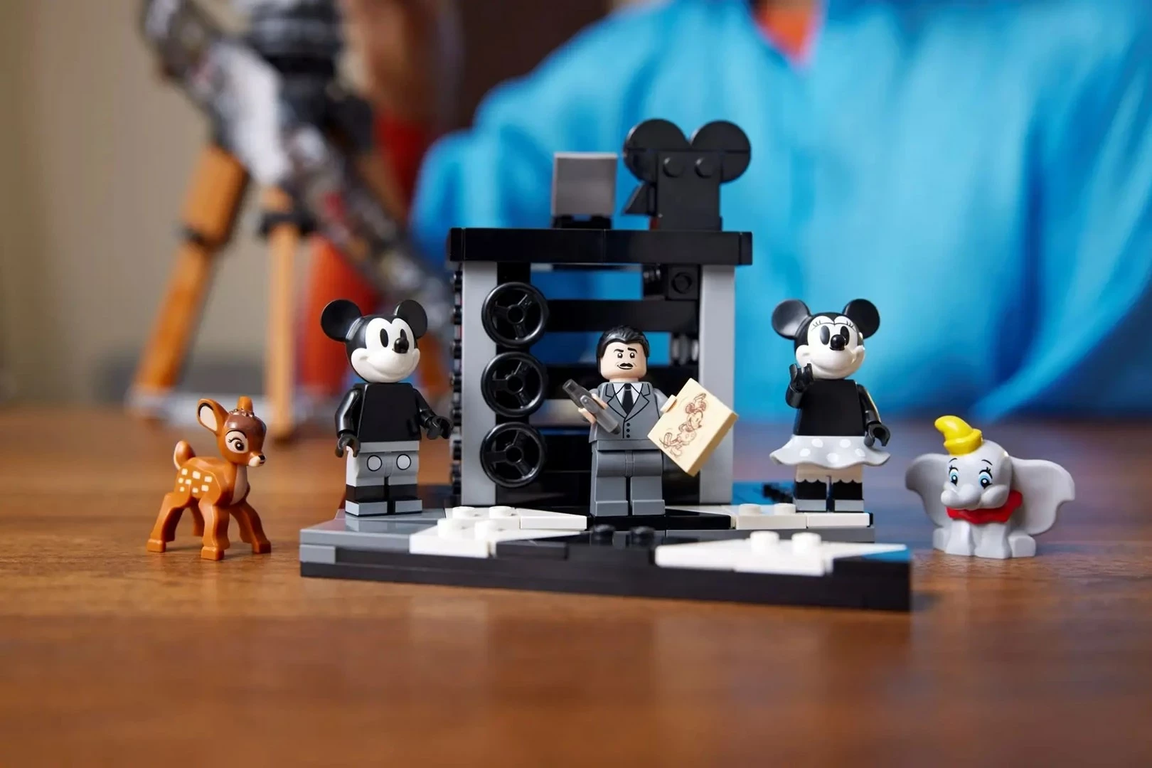 Set LEGO Disney 43230, Kamera Tribute, 811 pjesë