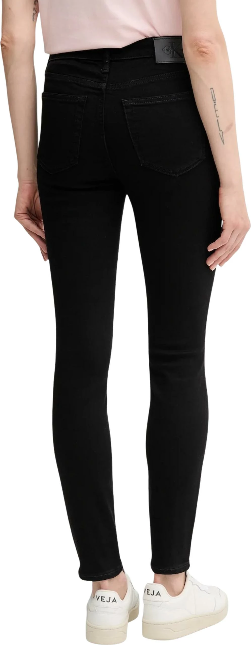 Xhinse për femra Calvin Klein Jeans Mid Rise Skinny LV047C777G, të zeza [Madhësia: 26/32]