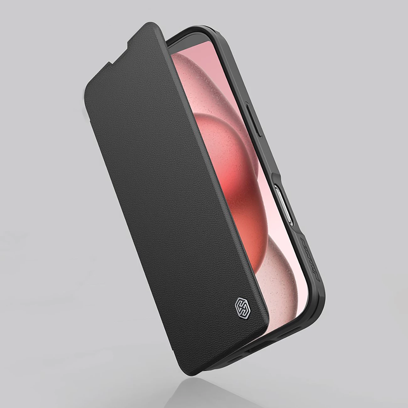 Mbështjellës Nillkin Qin Prop lëkurë për iPhone 16 Pro Max, me kapak kamere dhe mbajtëse, e zezë