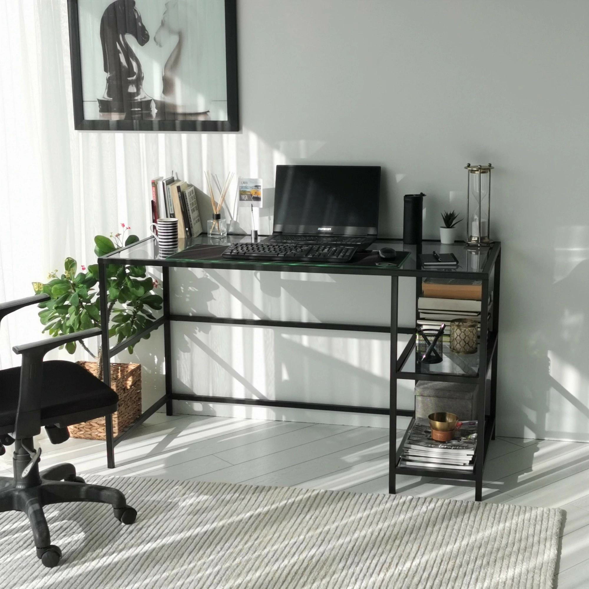 Tavolinë pune moderne Hanah Home, Master Çalışma Masası, 130x60cm, xham i temperuar, kornizë metalike, ngjyrë e zezë dhe fume