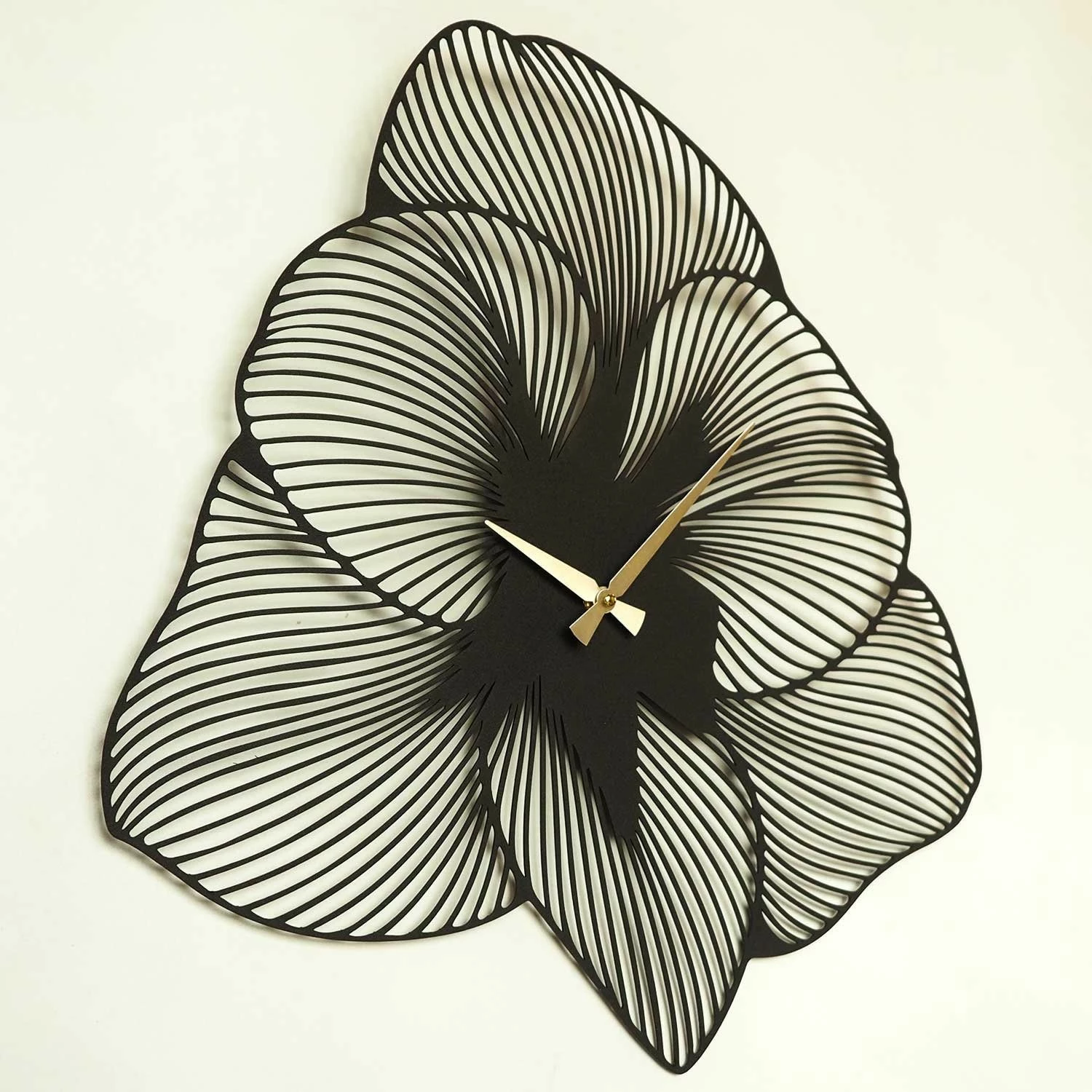 Orë muri dekorative prej metali, Wallity Azalea, e zezë, 49x49cm