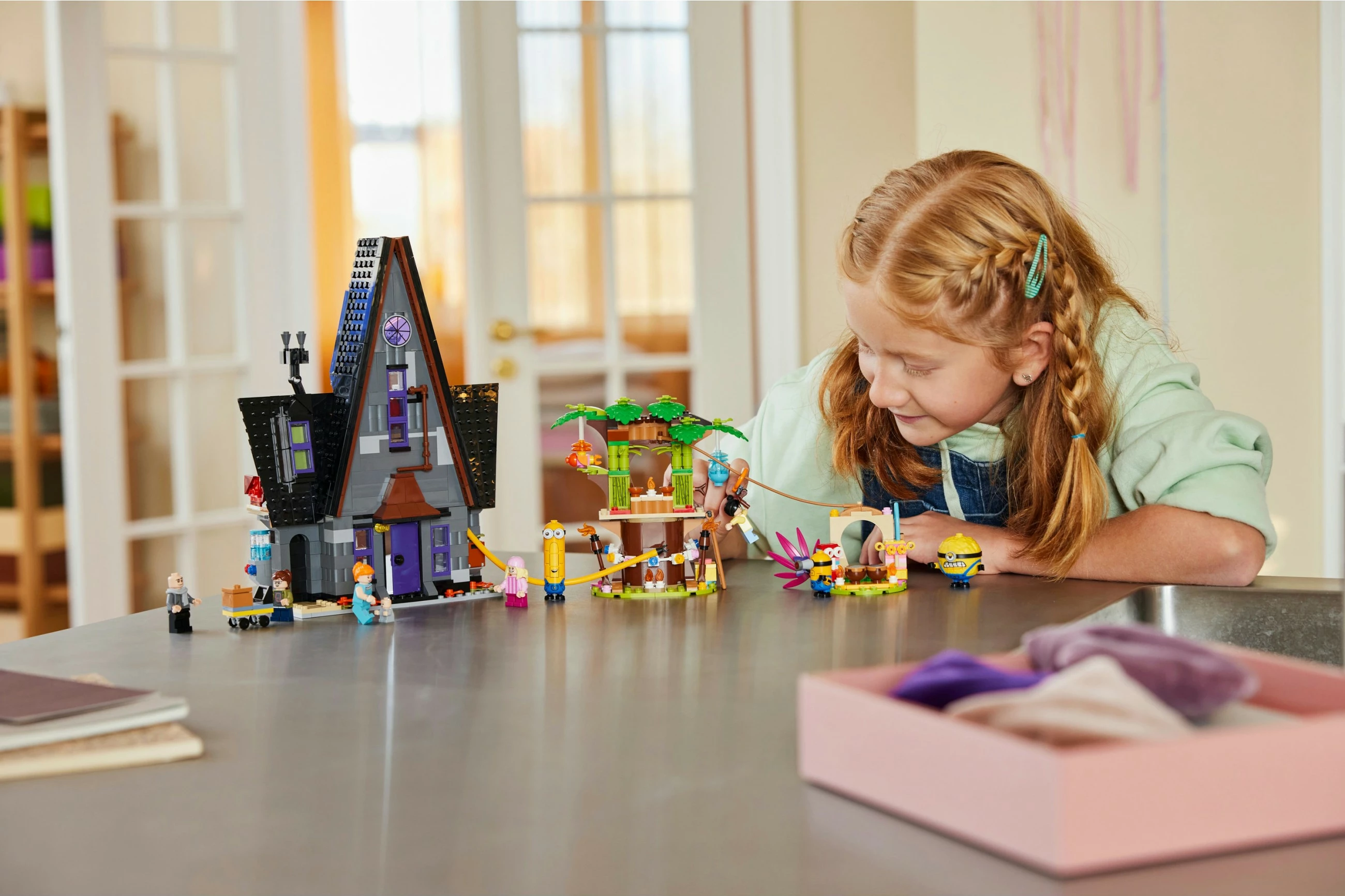 Set ndërtimi LEGO Minions dhe Shtëpia e Familjes së Gru-së, 868 pjesë, 1.31 kg