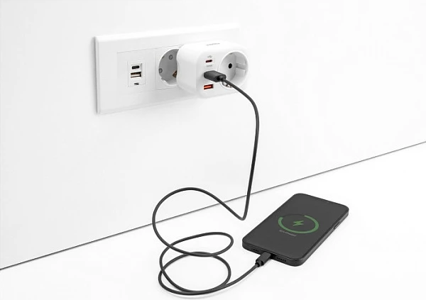 Adaptues prizë DeLOCK 11498, Type E/F në Type F, 1 prizë + 3 USB (USB-C PD 20W), i bardhë