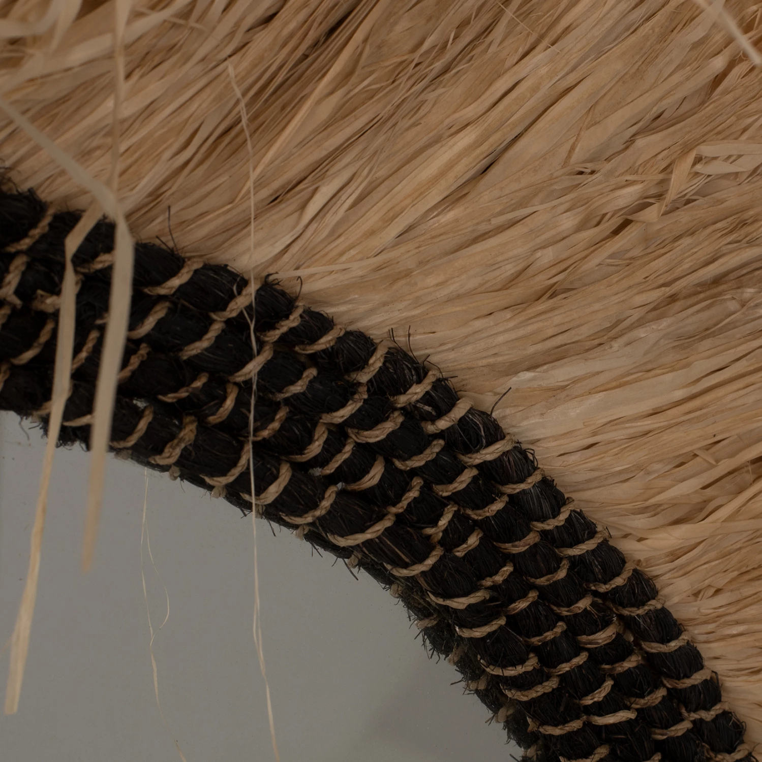 Pasqyrë rrethore me kornizë nga fibra sisal dhe abaca, ngjyrë natyrale-e zezë, Φ90cm, FH7746