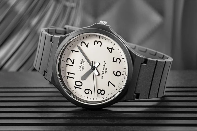 Orë dore për meshkuj Casio, e zezë