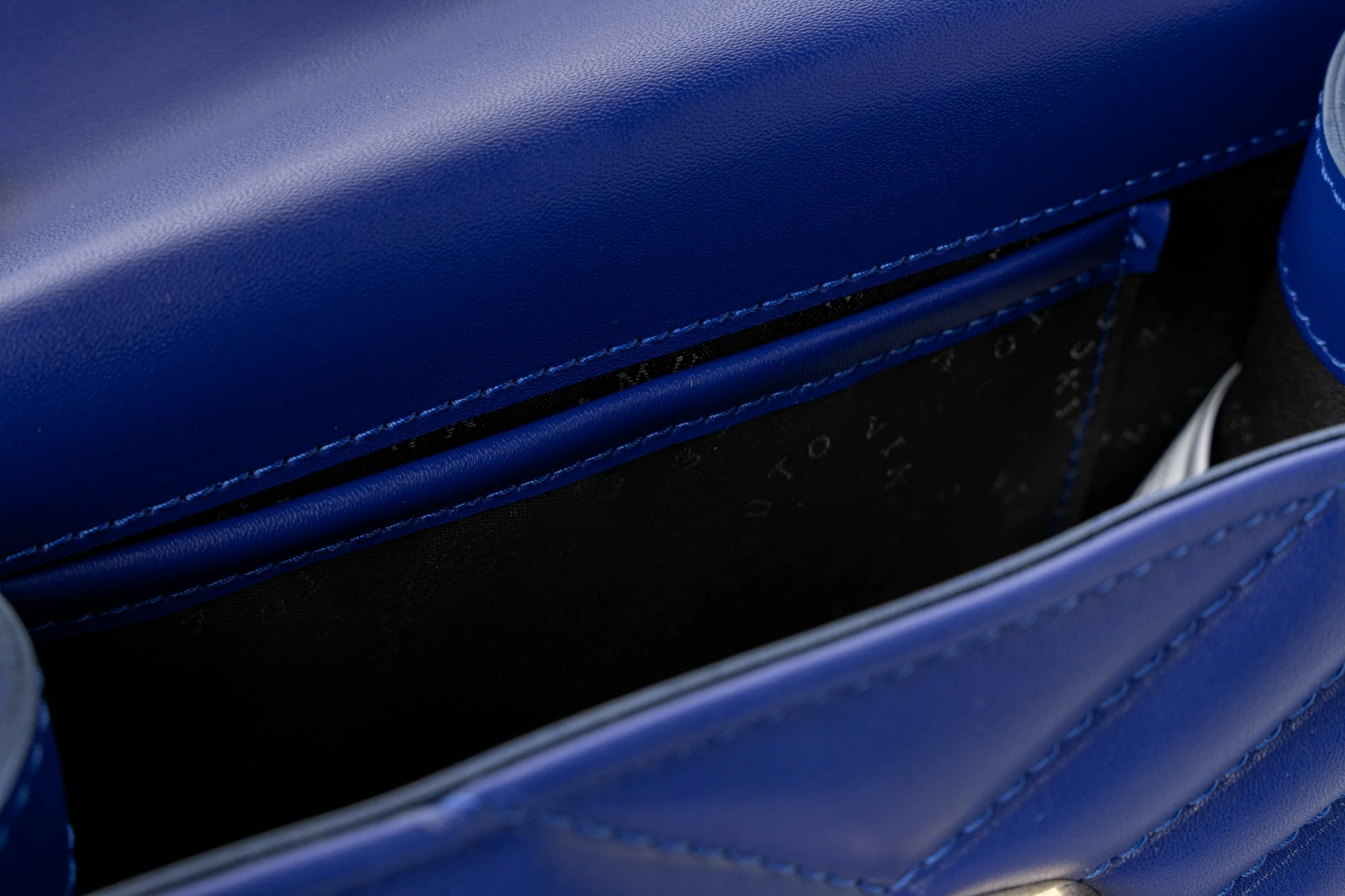 Çantë krahu Vince Camuto, Bella, ngjyrë sax blue