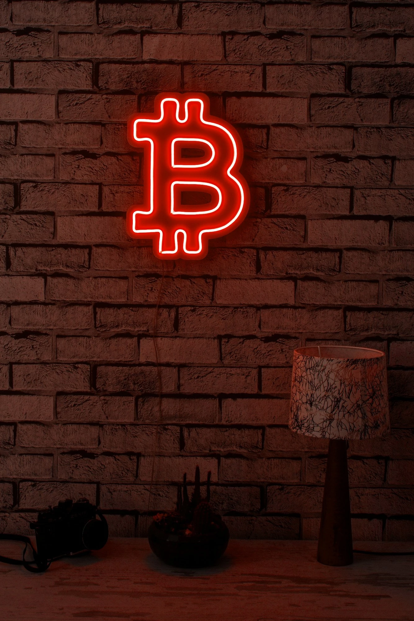 Dritë murale dekorative plastike LED, simboli i Bitcoin, e kuqe