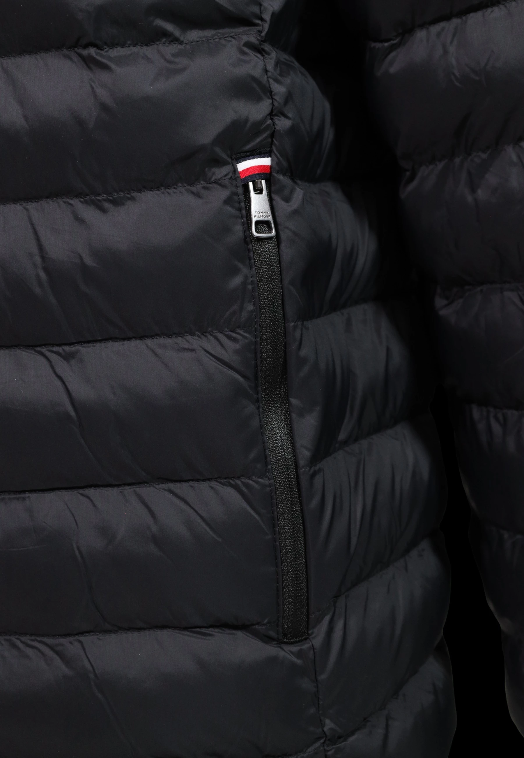 Jakne me kapuç Tommy Hilfiger MW0MW43464 për meshkuj, të zeza [Madhësia: S]