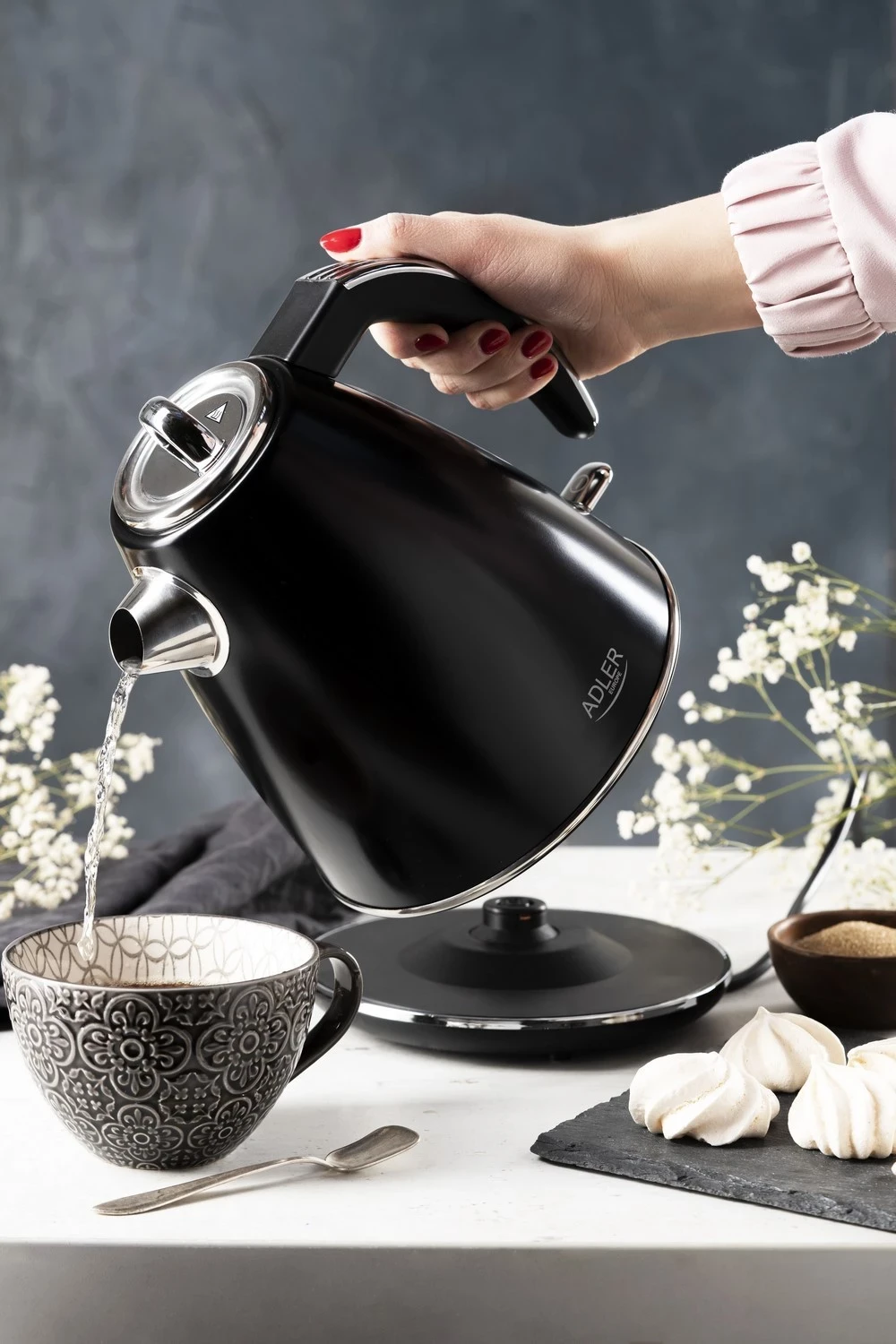 Vluese uji Adler AD 1343, e zezë