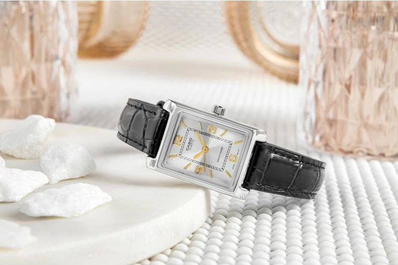 Orë dore për femra CASIO, e zezë