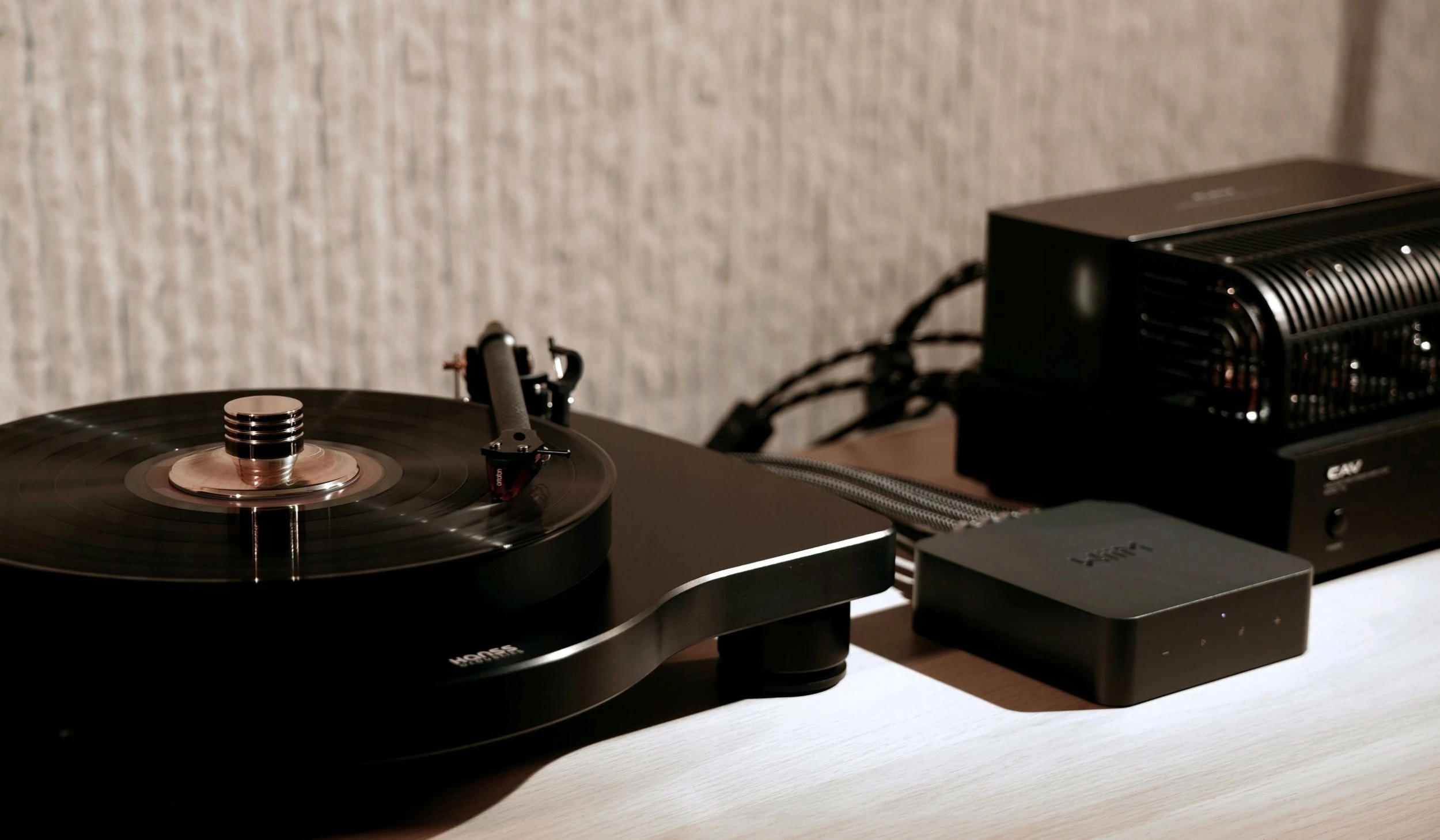 Streamer audio WiiM Pro Plus Roon Ready Hi-Res, Wi‑Fi/Bluetooth/Ethernet, i zi, me telekomandë
