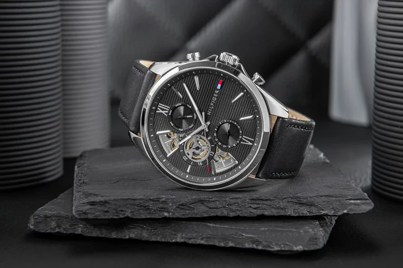 Orë dore për meshkuj Tommy Hilfiger, e zezë