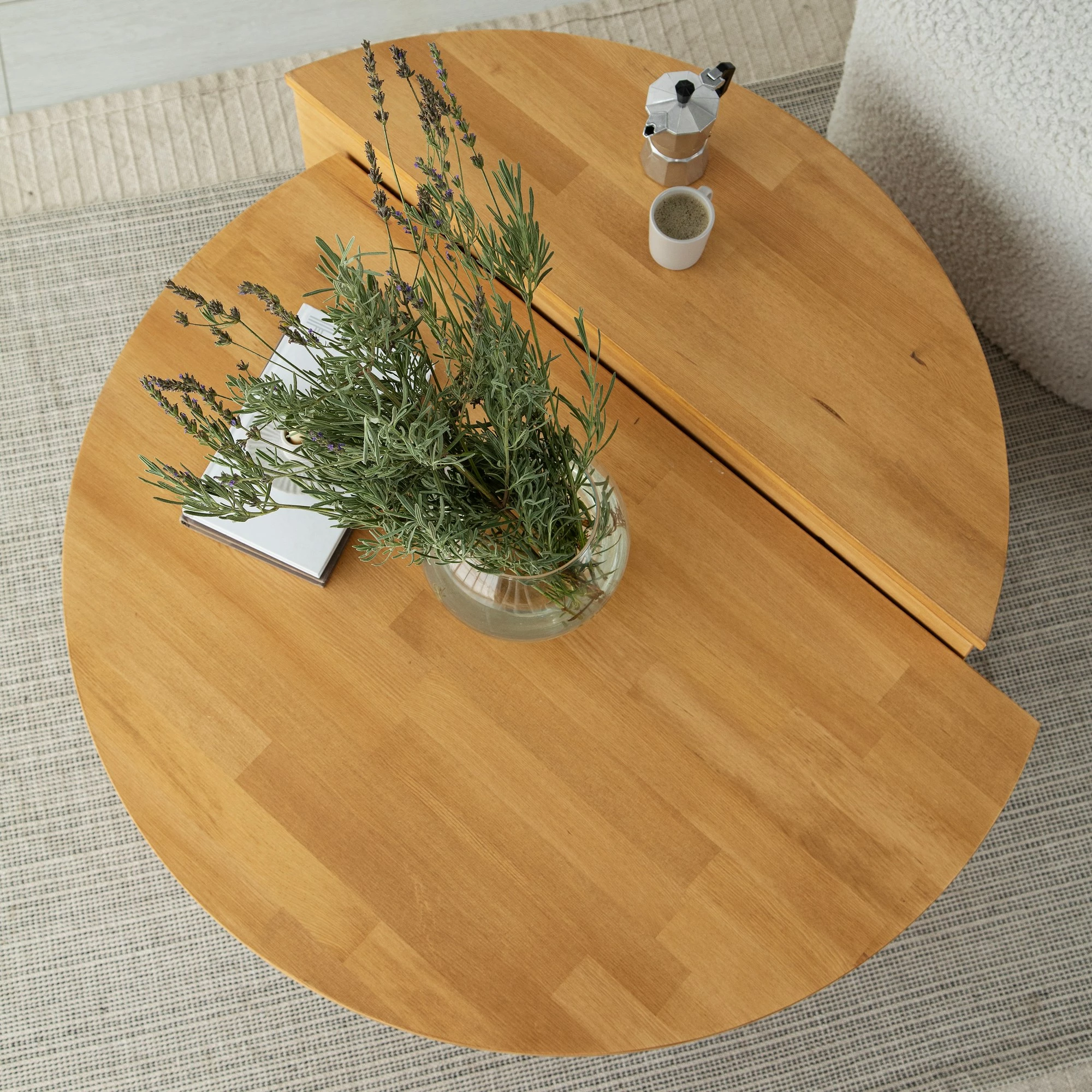 Set tavolinash kafeje Hanah Home, dru podium, ngjyrë lisi