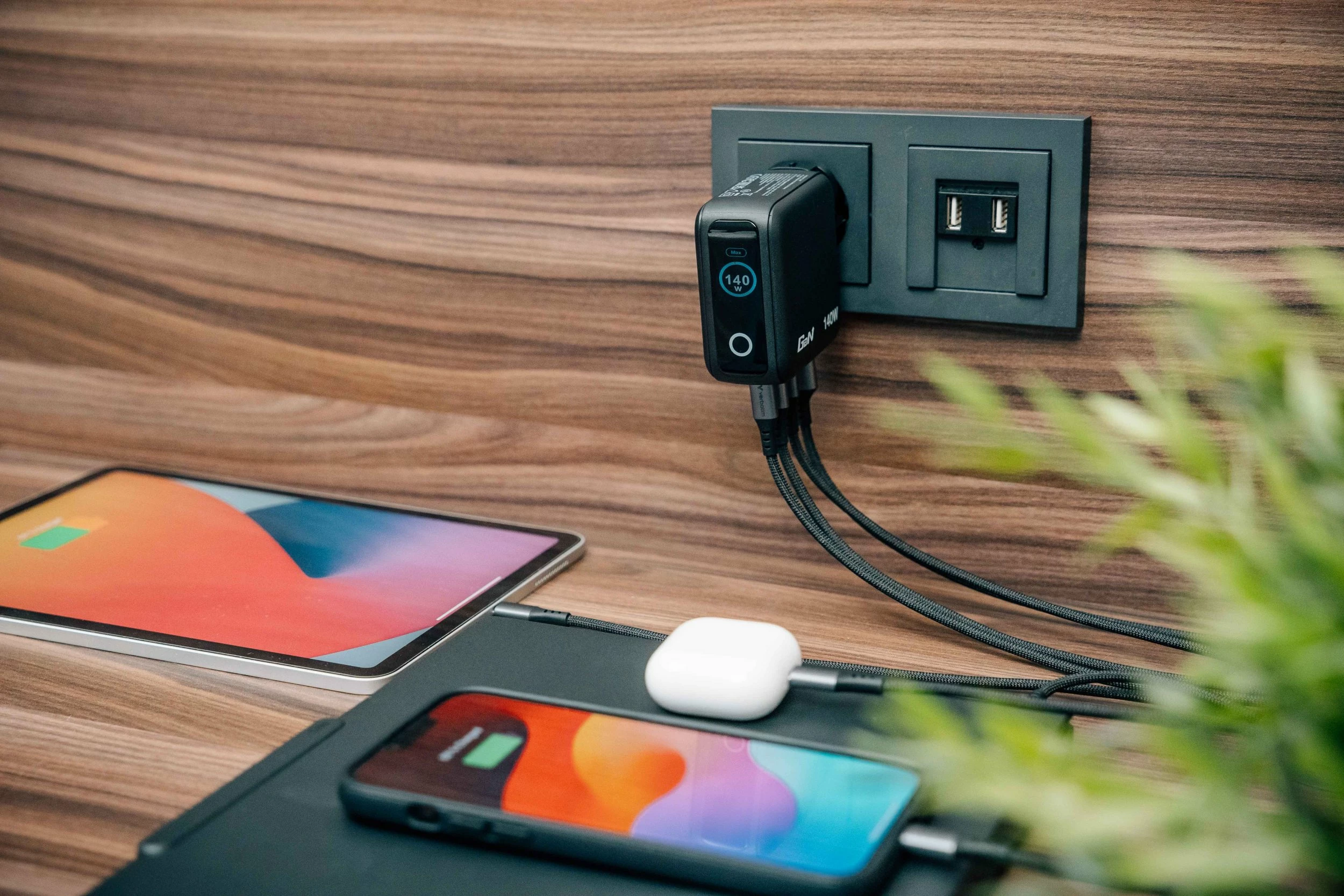 Karikues GaN Verbatim Mini 140W (30240) 3xUSB-C PD/1xUSB-A QC me ekran touch TFT, me priza ndërrueshme EU/UK/USA, i zi