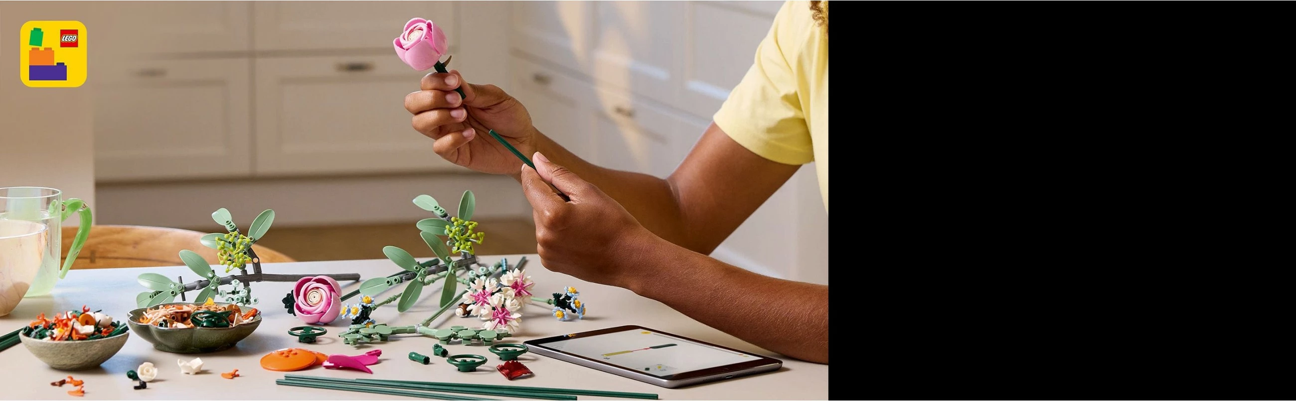 Set ndërtimi LEGO Botanicals Schöner Rosafarbener Blumenstrauß 10342, shumëngjyrësh