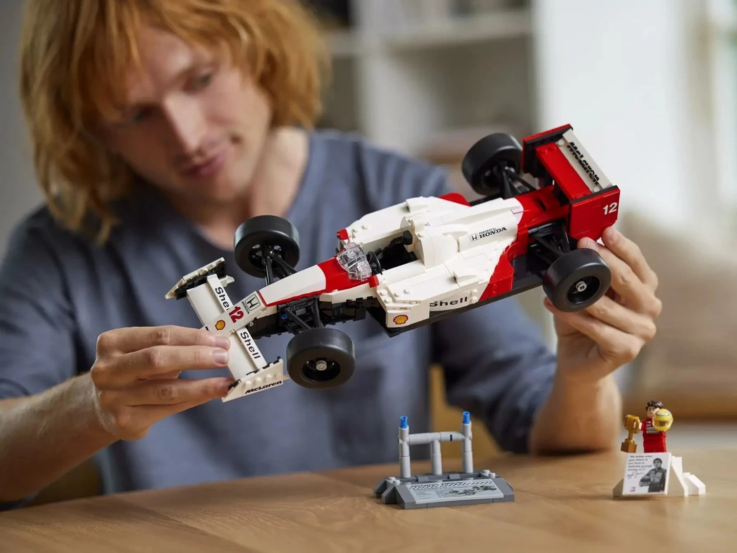 Set LEGO ICONS McLaren MP4/4 & Ayrton Senna