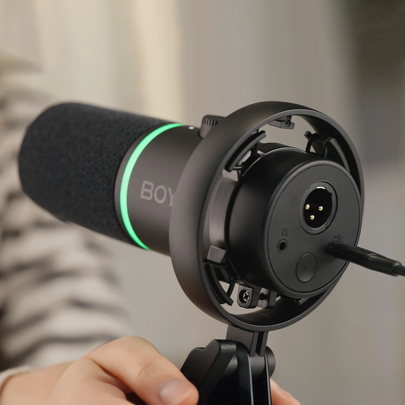 Mikrofon dinamik BOYA CastMic S60 USB/XLR 48kHz/24-bit RGB, i zi, set me shock mount, pop filter dhe kabllo USB-C