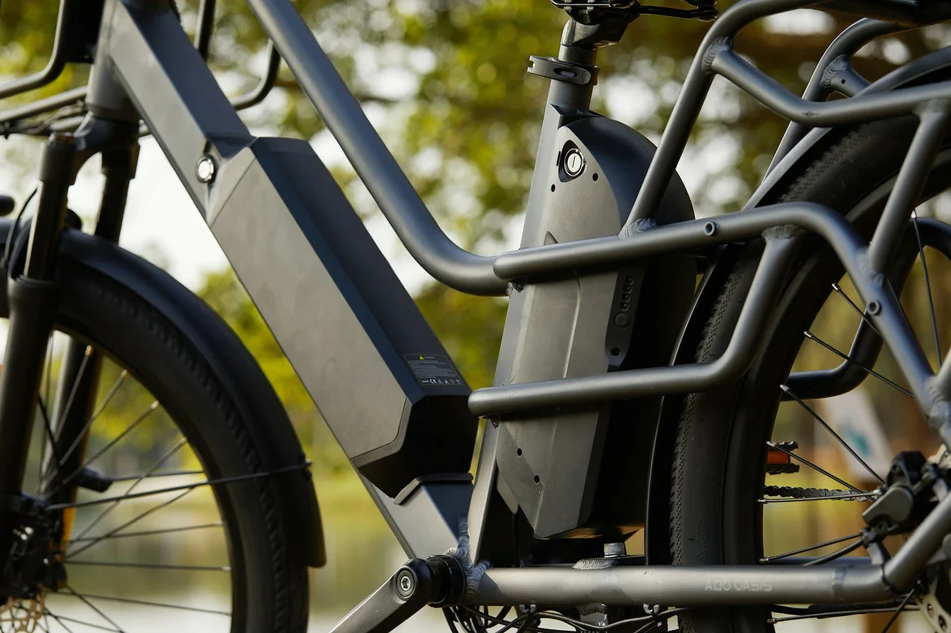 biçikletë elektrike cargo ADO OASIS 260T, 26 inç, rreze deri 180 km, Shimano 7 shpejtësi, 55 Nm, gri, set me 2 bateri