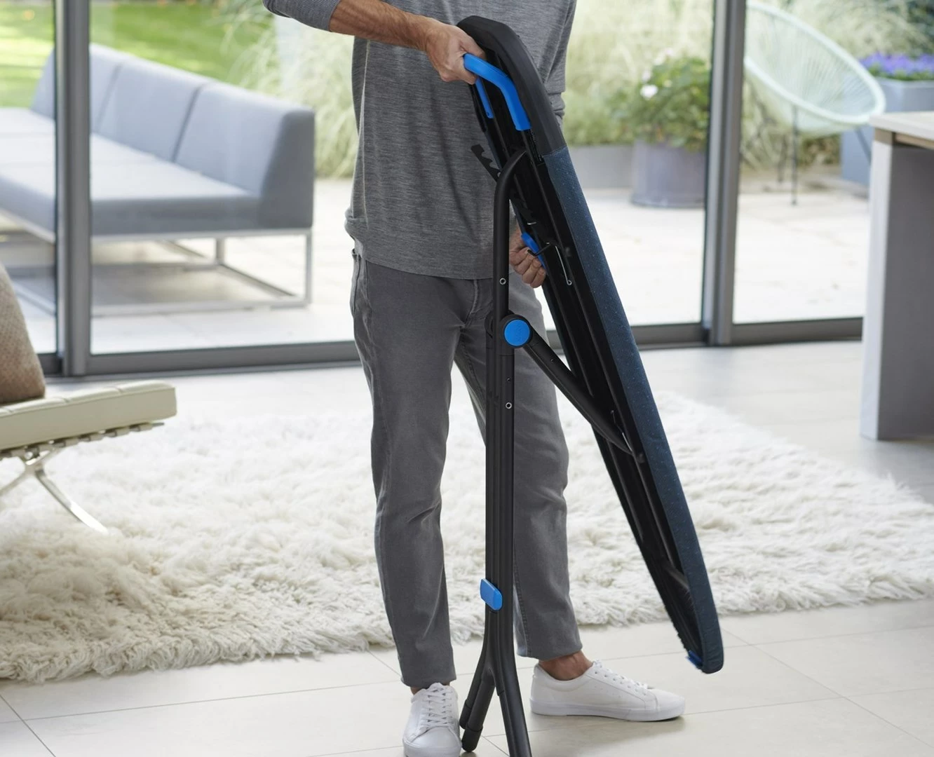 Tavolinë për hekurosje Joseph Joseph, 130 x 38 cm, e kaltër