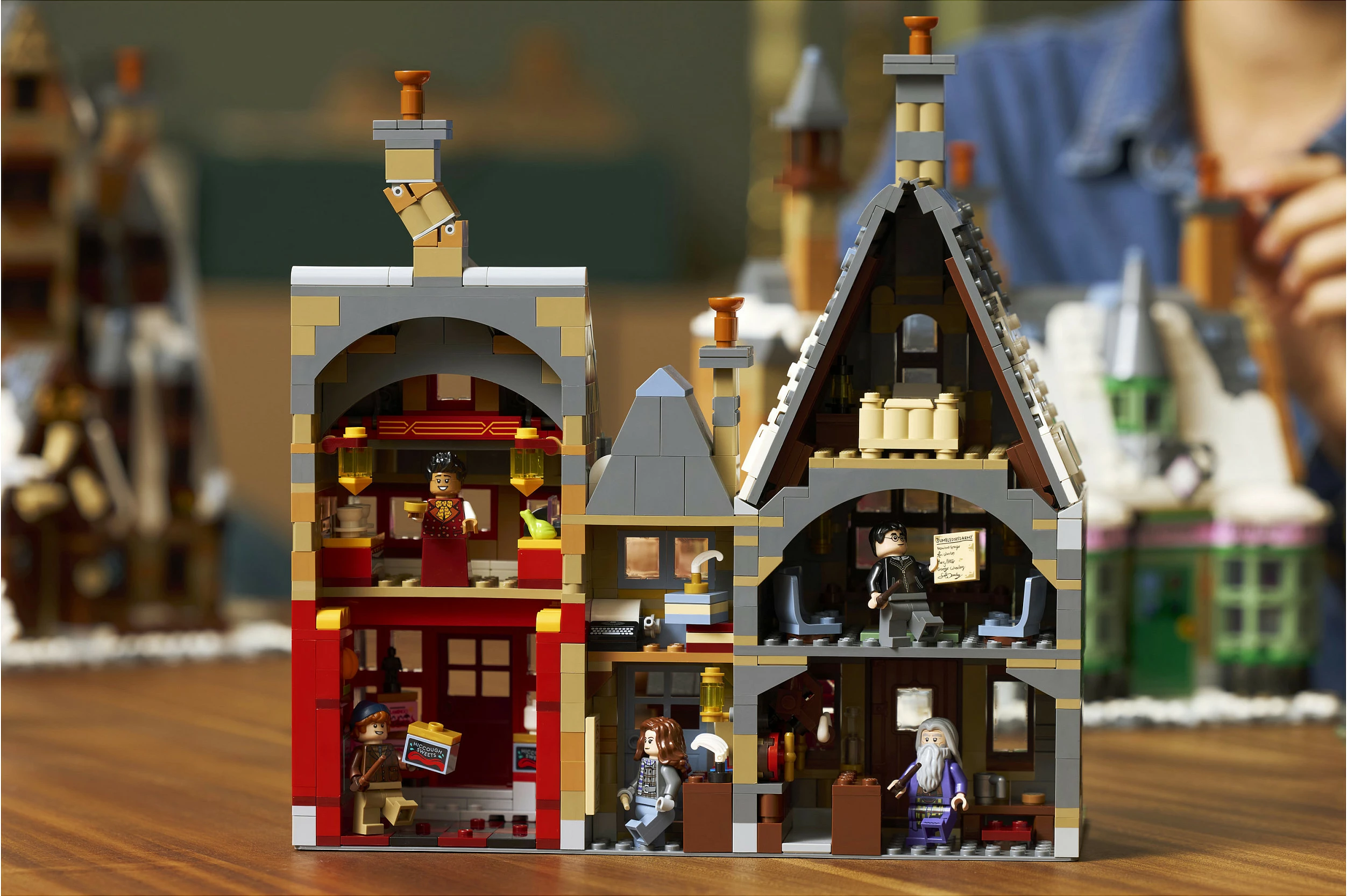 Set ndërtimi LEGO Harry Potter 76457 Hogsmeade Village (Collectors Edition), 3228 copë, 18+, multicolor