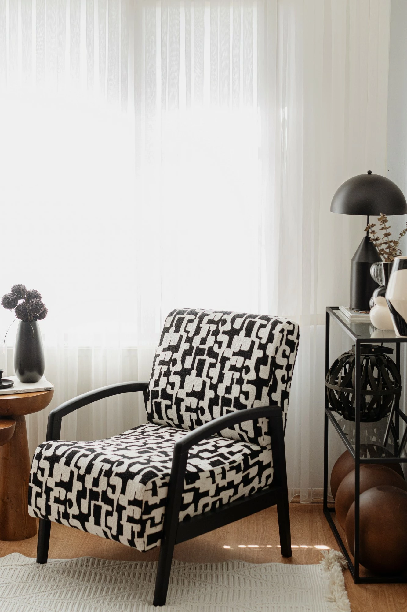 Karrige krahu, Atelier del Sofa, Luma, e zezë dhe e bardhë