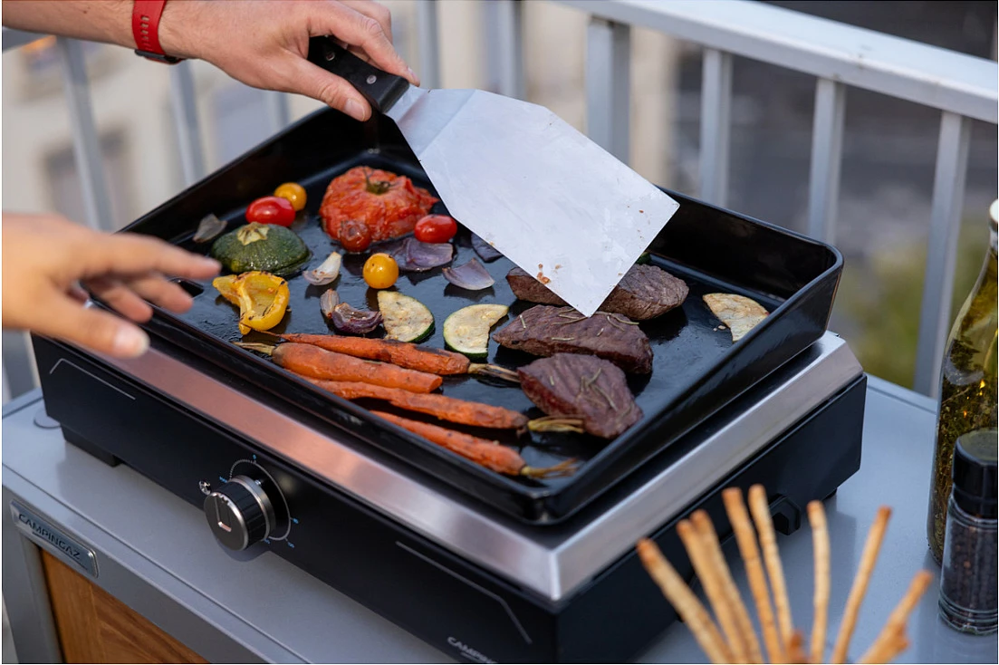 Plancha elektrike Campingaz 1 XD, 2100W, sipërfaqe 450×300 mm, gize e emaluar, e zezë