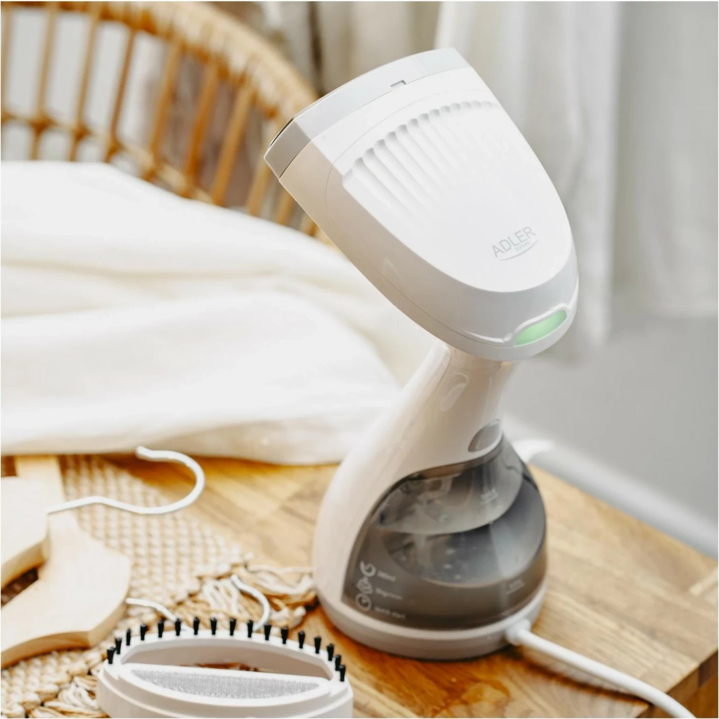 Hekur me avull Adler AD 5042, 1500W, rezervuar 0.28L, i bardhë