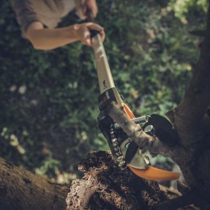 Krasitës pemësh me shtyllë, Fiskars, PowerGear UPX82 (1023625), 165 cm, e zezë argjendi