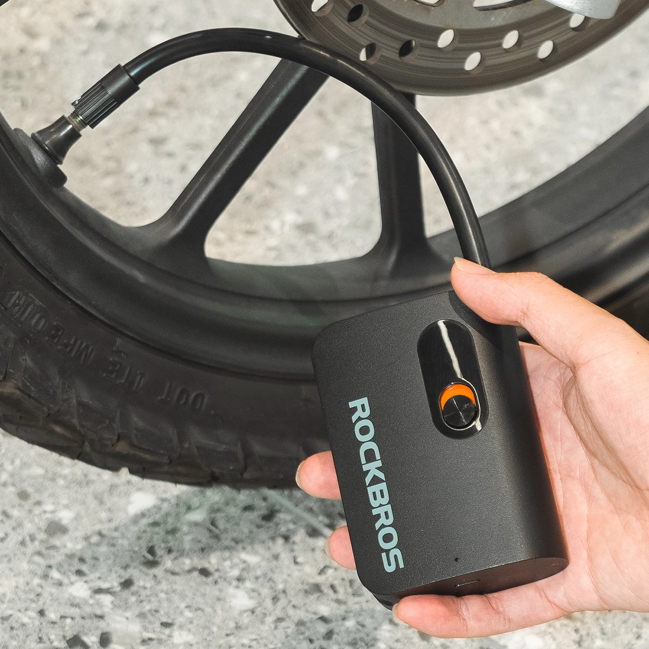 Pompë elektrike pa kabllo Rockbros L1 Mini 70 PSI USB-C zorrë 200 mm Schrader/Presta e zezë