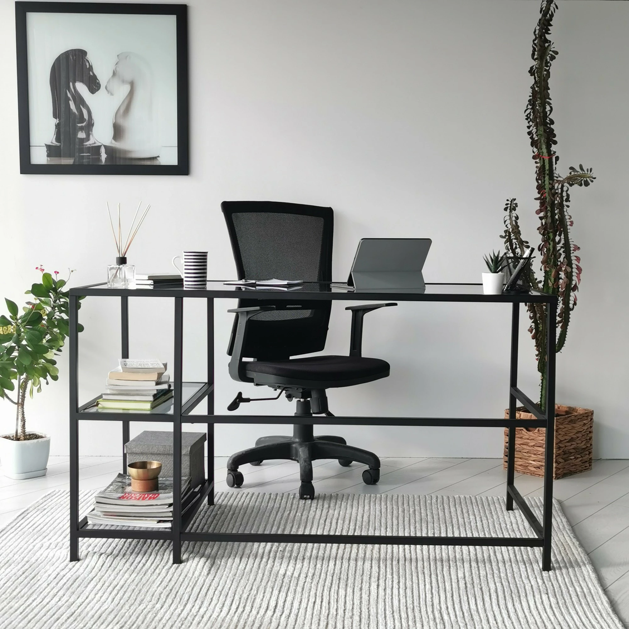 Tavolinë pune moderne Hanah Home, Master Çalışma Masası, 130x60cm, xham i temperuar, kornizë metalike, ngjyrë e zezë dhe fume