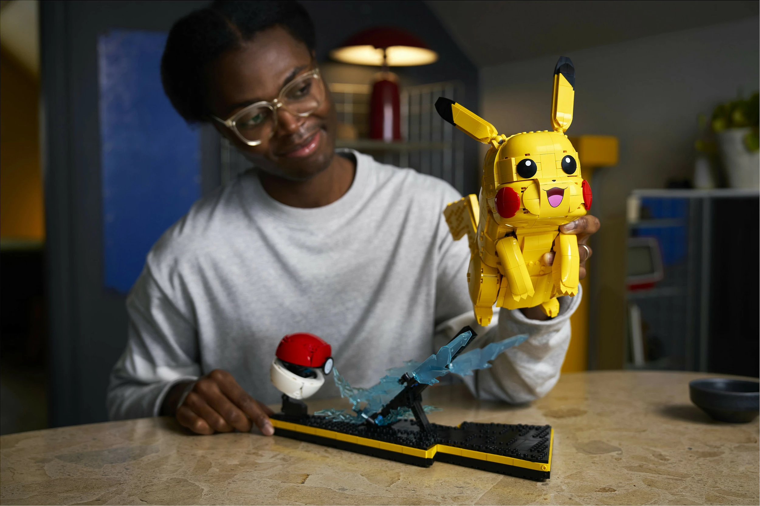 Set ndërtimi LEGO Pokémon Pikachu dhe Poké Ball 72152, 2050 copë, multikolor